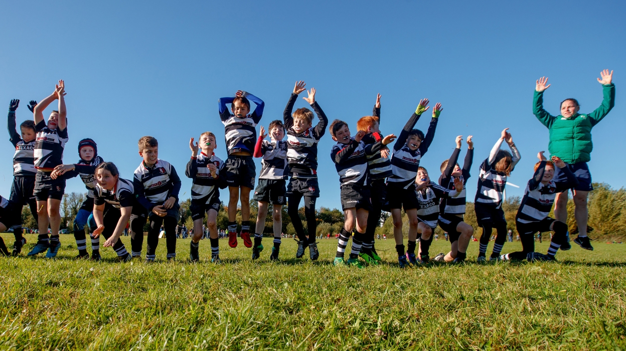 Minis rugby players jumping Minis rugby players jumping