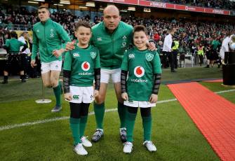 2019 Guinness Six Nations Championship Round 1, Aviva Stadium, Dublin 2/2/2019 Ireland vs England Ireland's Rory Best with the mascots Mandatory Credit ©INPHO/Dan Sheridan 2019 Guinness Six Nations Championship Round 1, Aviva Stadium, Dublin 2/2/2019 Ireland vs England Ireland's Rory Best with the mascots Mandatory Credit ©INPHO/Dan Sheridan