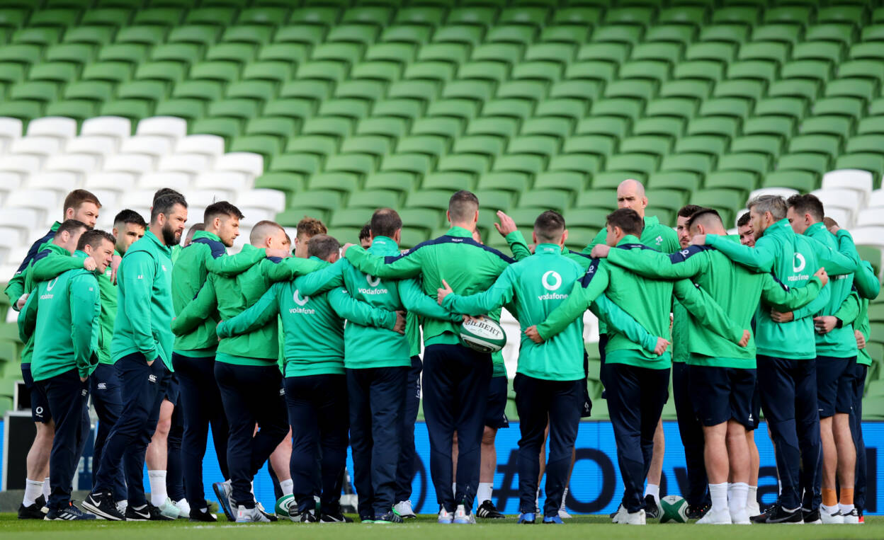 Ireland squad gather on pitch ahead of kick off Ireland squad gather on pitch ahead of kick off