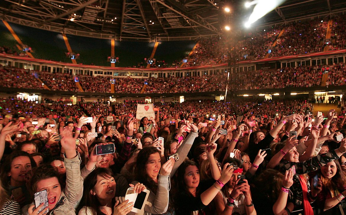 One Direction inspired fan crowd in 2025 tour