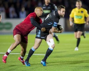 Simon Zebo tackles Ruaridh Jackson.