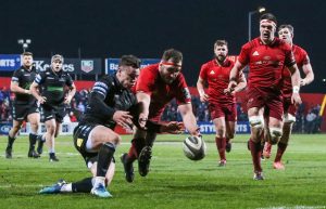 James Cronin on his way to scoring Munster's second try.