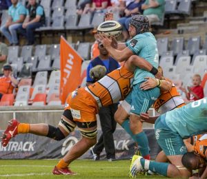 Duncan Williams tackled by Gerhard Olivier.