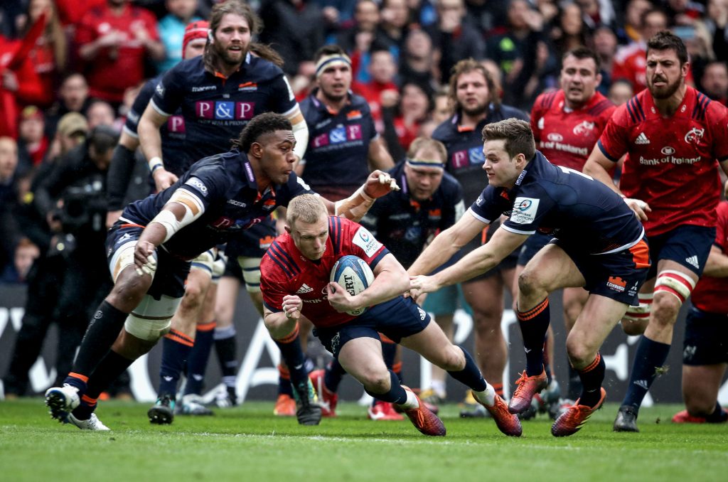 Keith Earls dives over for Munster's first try against Edinburgh in the quarter-final win.