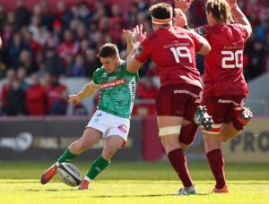 Antonio Rizzi attempts a late unsuccessful drop-goal.