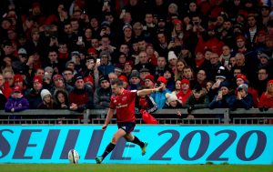 JJ Hanrahan starts at out-half.