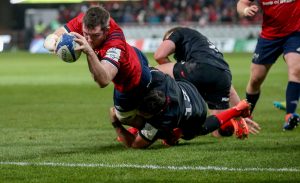 Peter O'Mahony scores the Munster try.