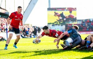 Conor Murray dives over for a Munster try.