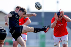 Cian Hurley attempts to charge down Colm Reilly.
