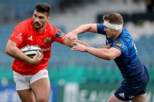 Damian De Allende comes up against Rory O'Loughlin.