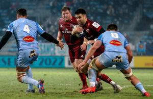 Conor Murray comes up against Baptiste Delaporte.