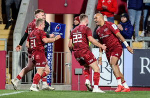 Simon Zebo celebrates with Jack Crowley, Craig Casey and Rory Scannell.