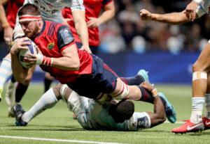Jean Kleyn on his way to scoring against Racing 92 in 2018.