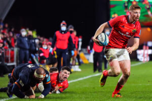 Ben Healy on the run after taking an offload from Calvin Nash.