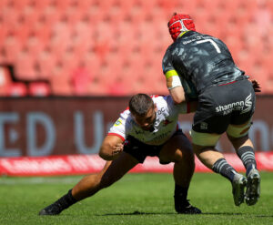 Jaco Visagie tackles John Hodnett.