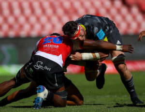 Emmanuel Tshituka tackles Jean Kleyn.