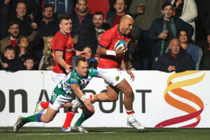 Simon Zebo runs in the third Munster try.