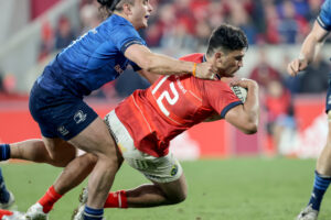 Damian de Allende scores the Munster try.
