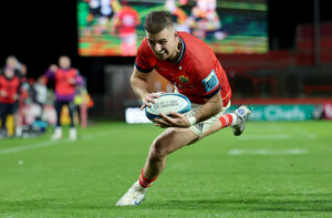 Shane Daly runs in to score the Munster try.
