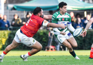 Roman Salanoa tackles Jacob Umaga.