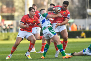 Malakai Fekitoa is tackled by Siua Maile.