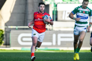 Paddy Patterson runs in to score Munster's first try.