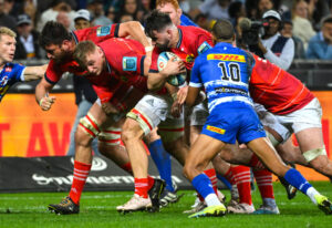 Diarmuid Barron on his way to scoring the second Munster try.