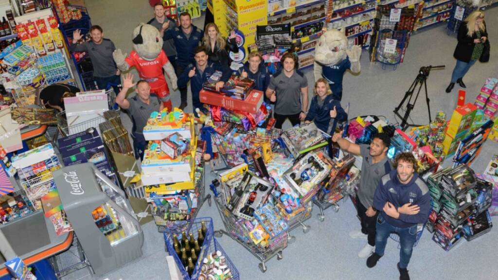 Festive trolley dash sees Sale Sharks stars collect £5,500-worth of gifts for children in Manchester
