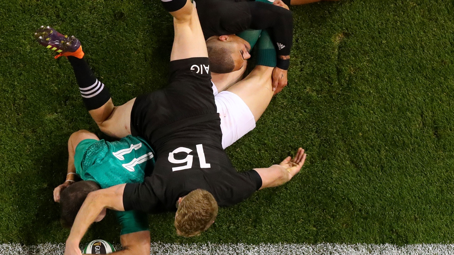 Jacob Stockdale scores a try despite Damian McKenzie 17/11/2018 Jacob Stockdale scores a try despite Damian McKenzie 17/11/2018