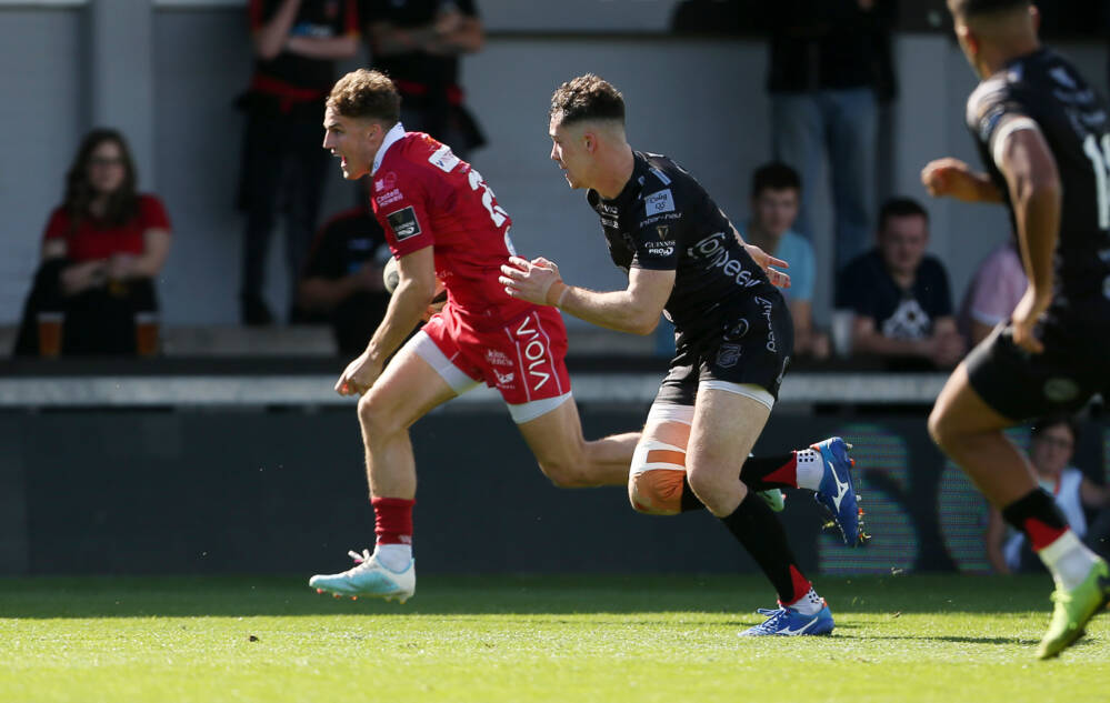 Welsh Rugby Union | Wales & Regions | Flyer Lewis signs for Scarlets